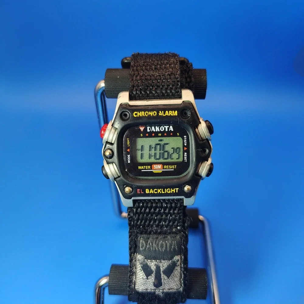 Vintage 2004 Dakota 30mm Mens Digital Watch‎ Retro Sport Strap Wrist Size 5-7.5